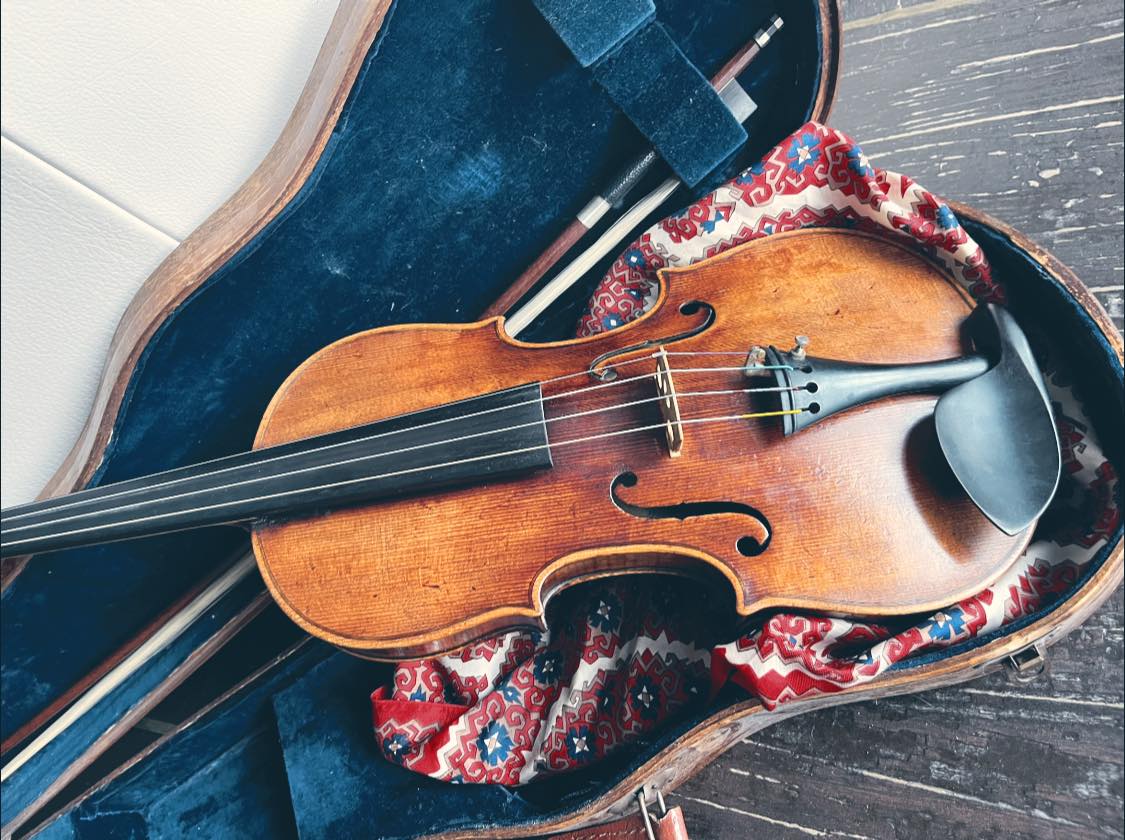 un violon posé sur sont etuit